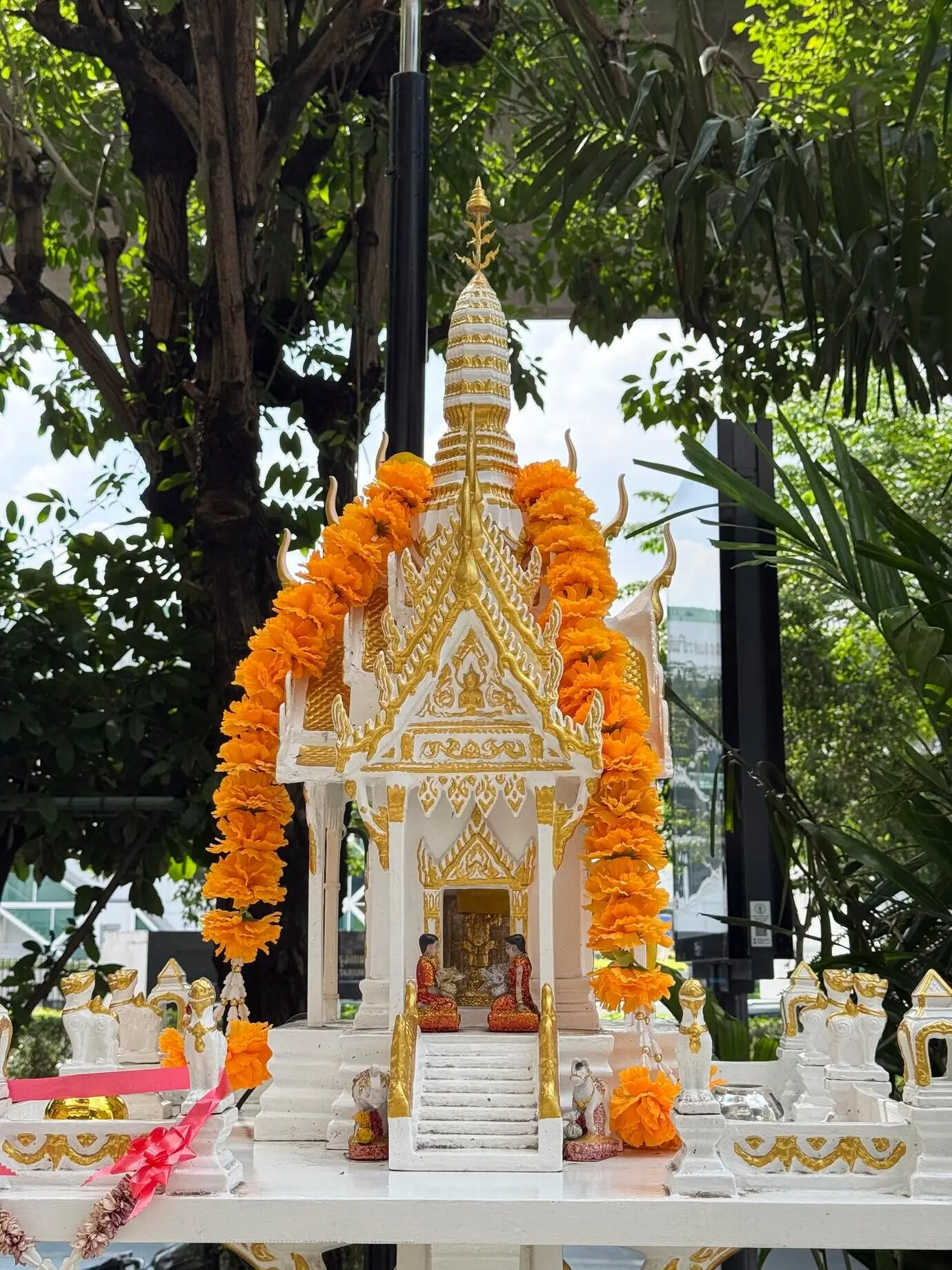 Bangkok, Thailand, 11. November 2024: Heiliger Schrein in Thailand, Gebetssymbol.